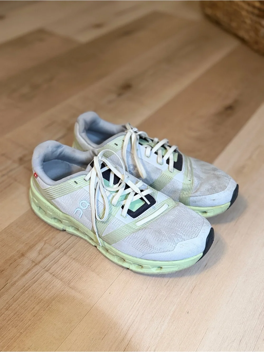 ON women’s cloud runner— frost aloe tennis shoes